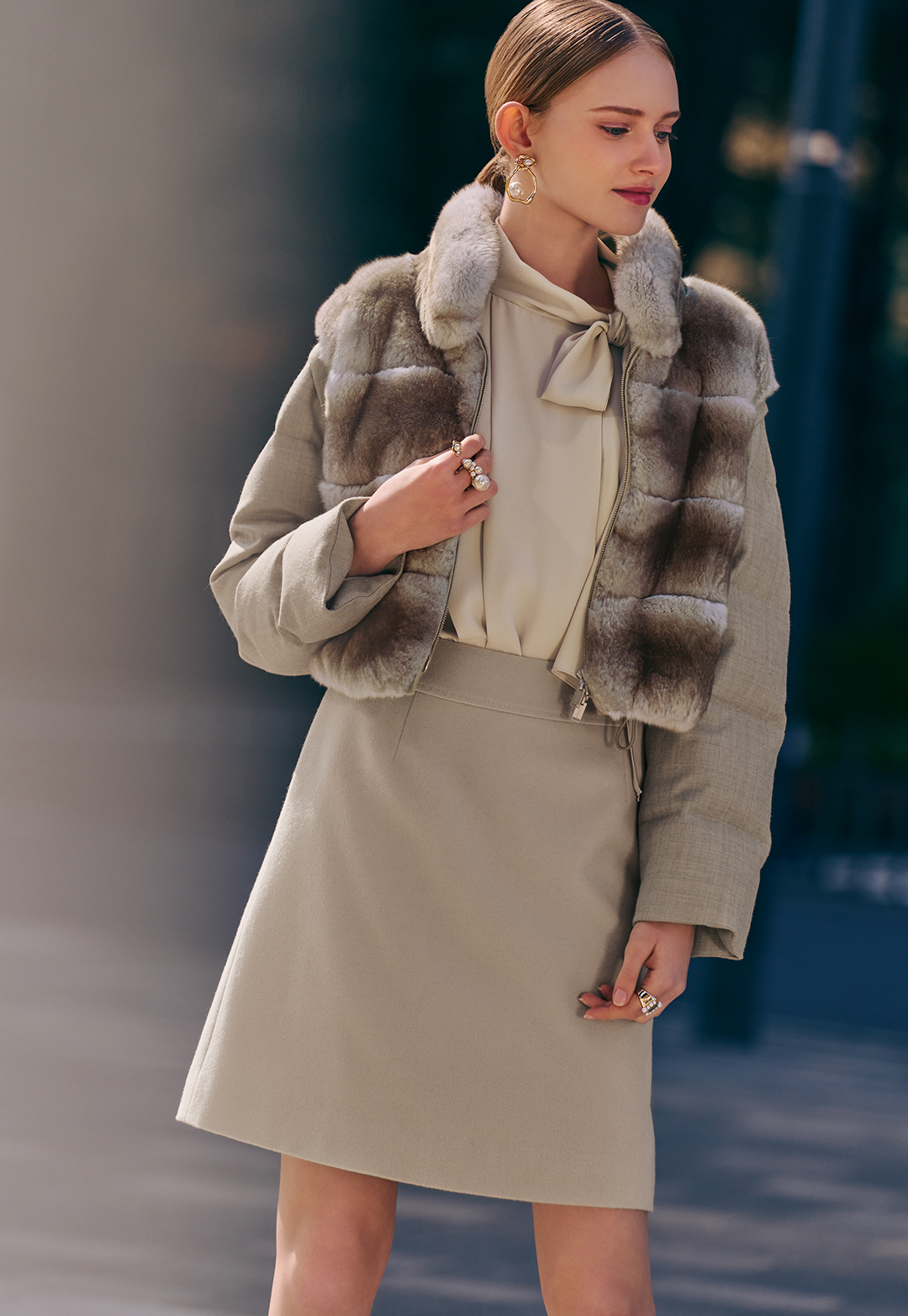 フォクシー✨ファー襟　ロングジレ 42size ほぼ未使用極美品⭐️⭐️⭐️ フォクシー✨ファー襟 ロングジレ 42size ほぼ未使用極美品 2025