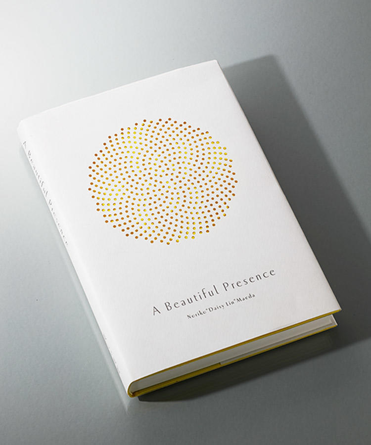 A Beautiful Presence −『美しい気配』日英対訳版 5月1日(水)発売開始